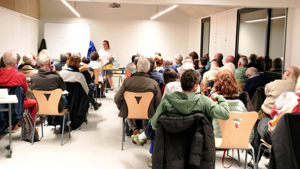 Anne Gandais et des membres d’associations cancalaise réunis lors d’une rencontre d’échange à Cancale.