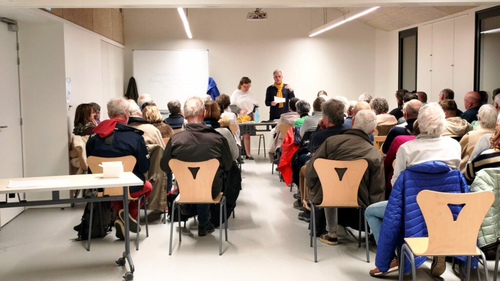 Anne Gandais, Patrick George et des membres d’associations cancalaise réunis lors d’une rencontre d’échange à Cancale.