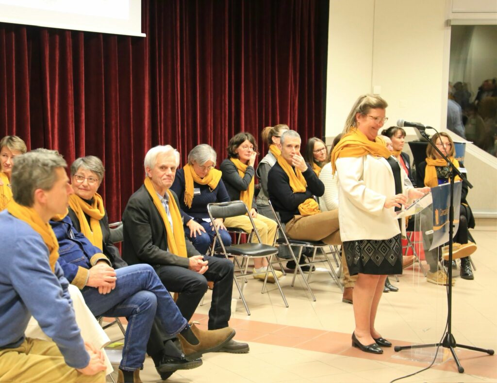 Anne Gandais pendant son discours lors de la réunion publique du 23 février
